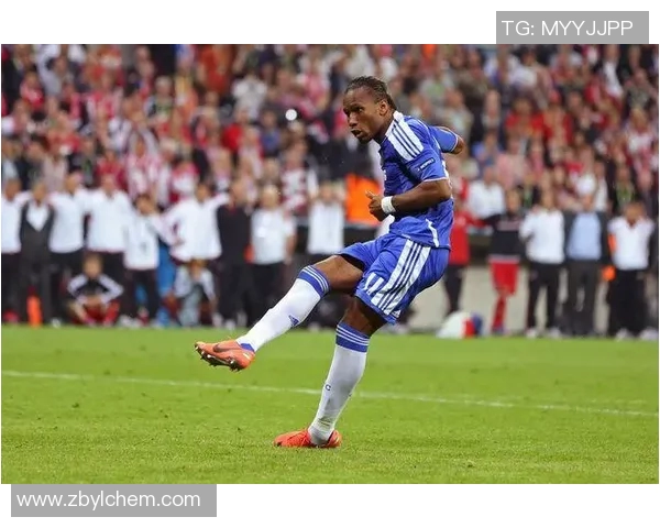 以足球球星助跑姿势展现力量与速度结合的运动美学解析